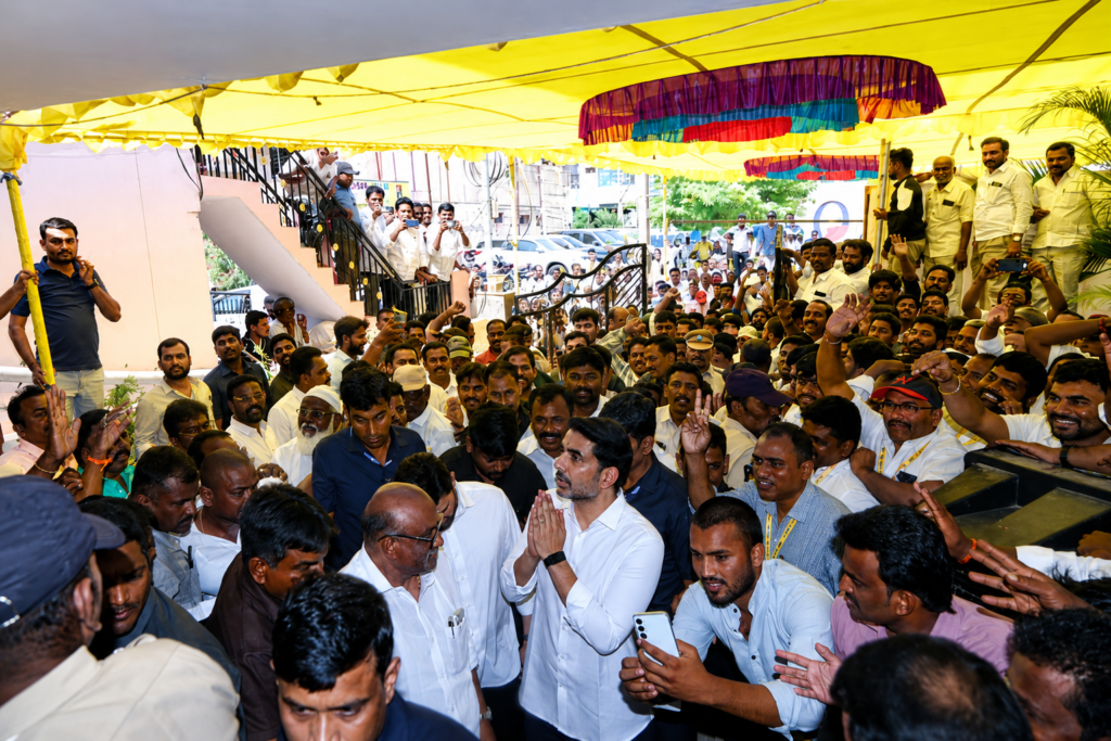 పుట్ట ఇంటి వద్ద అభిమానులతో సందడి.. సెల్ఫీలు.. వినతిపత్రాల స్వీకరణ