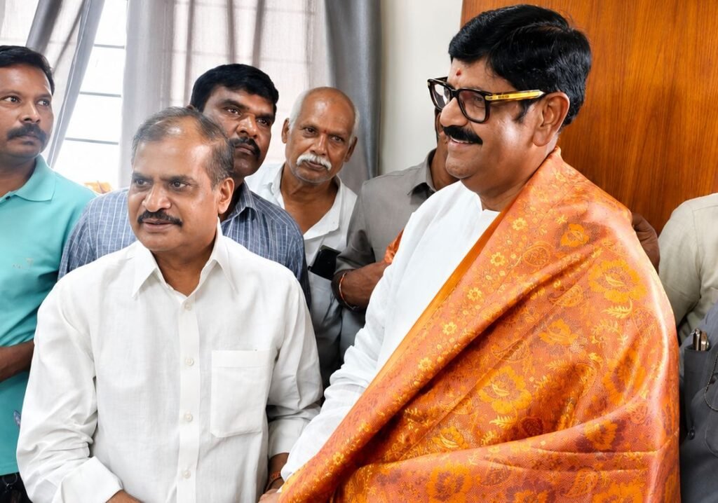 మంత్రి ఆనం ను మర్యాదపూర్వకంగా కలిసిన మాజీ ఎమ్మెల్యే మల్లెల లింగారెడ్డి