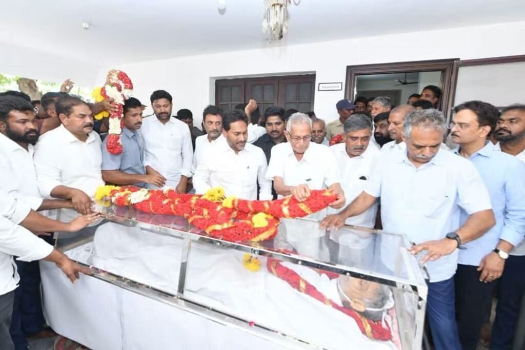 వైఎస్ ఆనంద్ రెడ్డి అంత్యక్రియల్లో పాల్గొన్న మాజీ ముఖ్యమంత్రి వైఎస్ జగన్