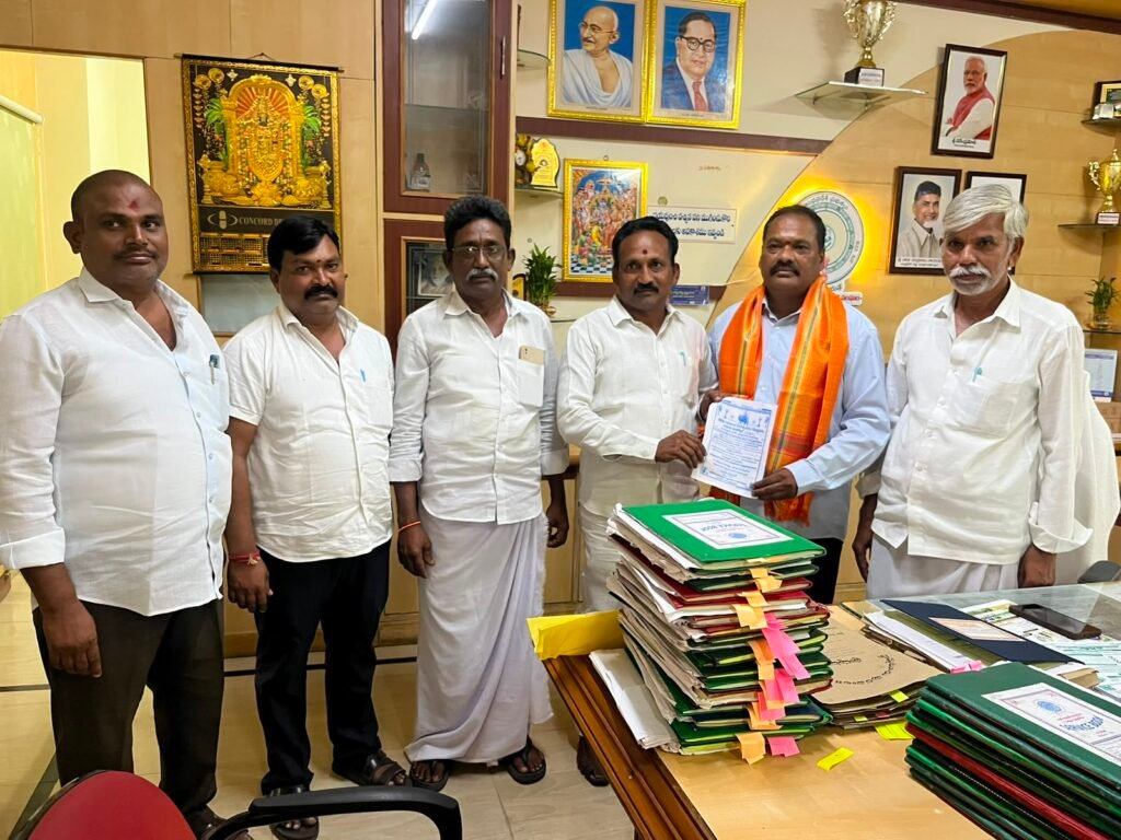 రామలింగ చౌడేశ్వరి అమ్మవారి పుట్టినరోజు ఉత్సవాలకు మున్సిపల్ కమిషనర్‌కు ఆహ్వానం