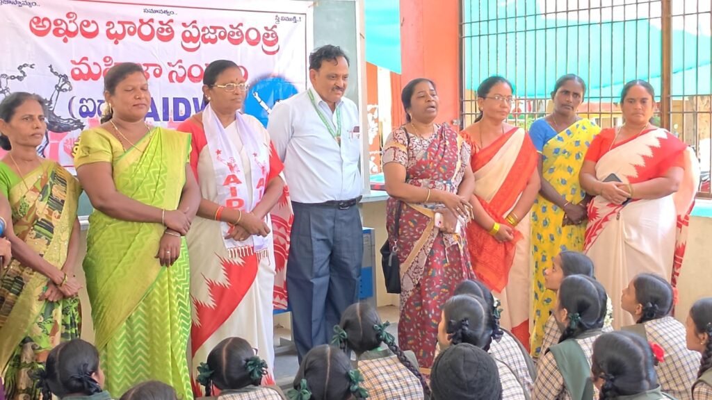 మహిళలకు రాజకీయాల్లో 50 శాతం ప్రాతినిధ్యం కల్పించాలి