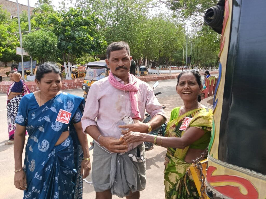 రిమ్స్‌ ఆసుపత్రిలో రోగులకు ఐద్వా ఆధ్వర్యంలో అల్పాహారం పంపిణీ