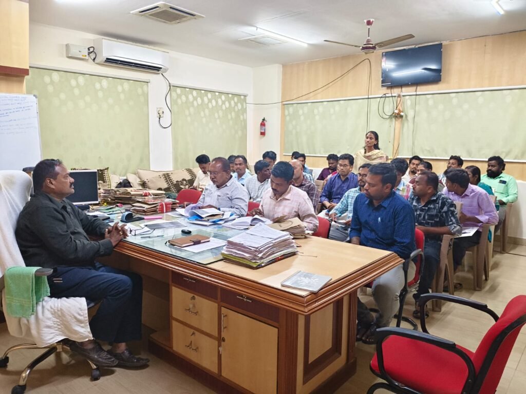త్రాగునీటి సమస్యలపై వార్డు అమినిటీస్ సెక్రటరీలతో కమిషనర్ సమీక్ష