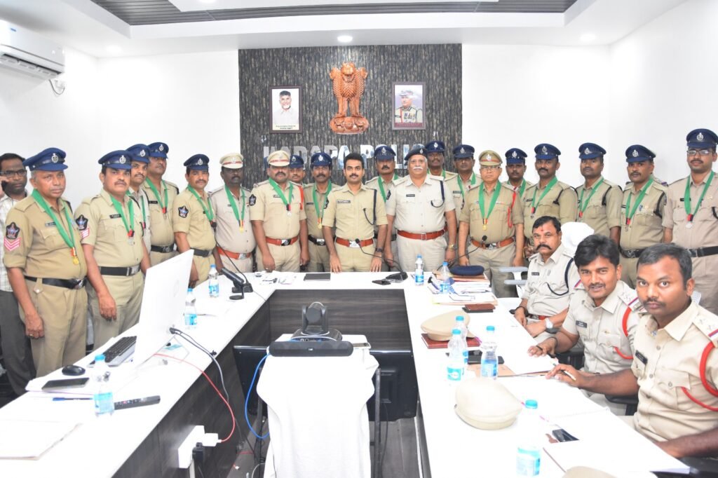 విశిష్ట సేవలకు పోలీస్ అధికారులకు సేవా పతకాలు