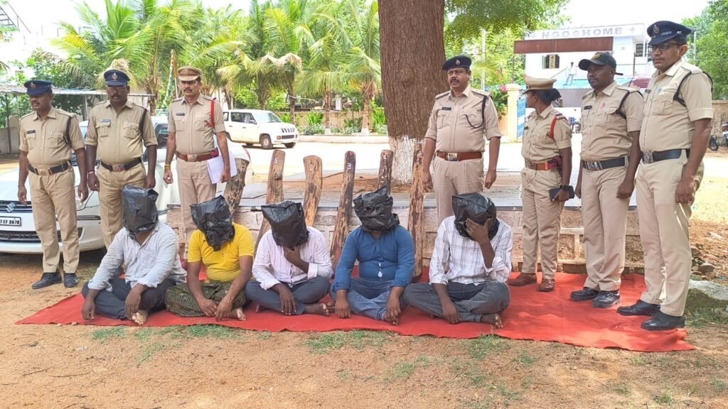 బెంగళూరుకు ఎర్రచందనం అక్రమ రవాణా.. ఐదుగురు అరెస్ట్