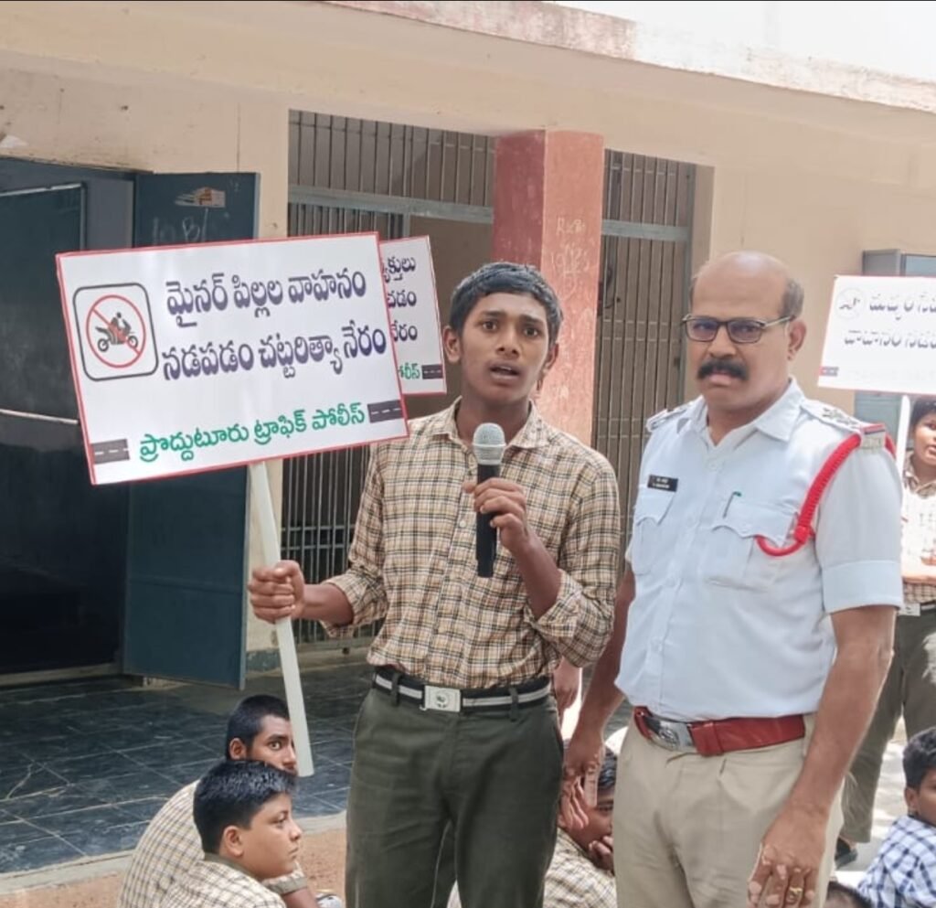 “హెల్మెట్‌ పెట్టుకోండి.. ఇంటికి క్షేమంగా చేరండి!”