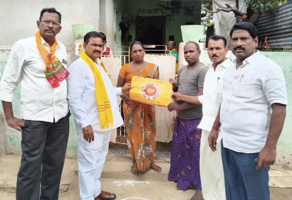 కూటమి ప్రభుత్వ సంక్షేమ పథకాలను ఇంటింటికీ వివరించిన టీడీపీ మండల అధ్యక్షుడు వైవి సుబ్బారెడ్డి