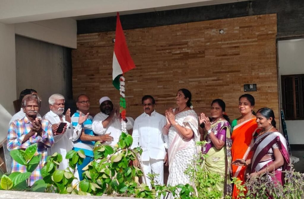 స్వాతంత్ర్య సమరయోధుల త్యాగాలను స్మరించుకోవాలి