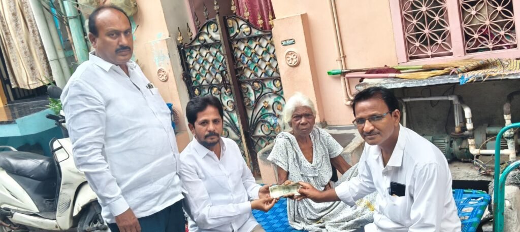 25వ వార్డులో ఇంటింటికీ ఎన్టీఆర్ భరోసా పెన్షన్ల పంపిణీ