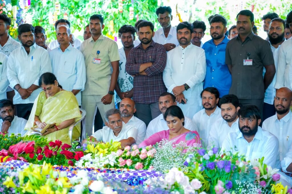 ఇడుపులపాయలో మార్మోగిన వైఎస్సార్ స్మరణ