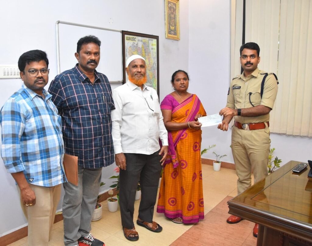 విధి నిర్వహణలో మృతి చెందిన హెడ్ కానిస్టేబుల్ కుటుంబానికి రూ.2.5 లక్షల ఆర్థిక సాయం
