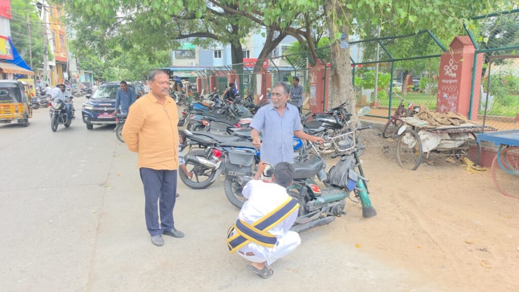 రోడ్డుపై ఇష్టారాజ్య పార్కింగ్‌కు చెక్‌.. గాలి తీసిన కమిషనర్!
