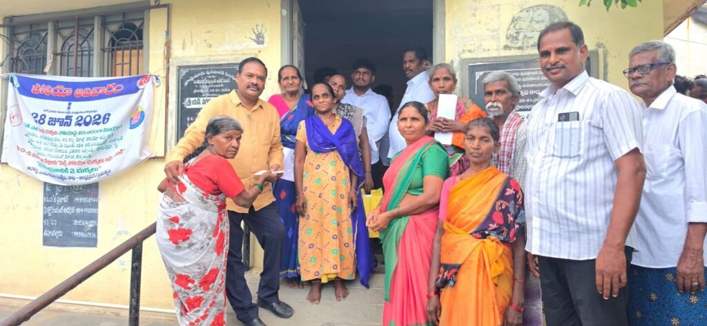 ఎన్టీఆర్ భరోసా పింఛన్ దరఖాస్తుదారులతో కమిషనర్ ముఖాముఖి