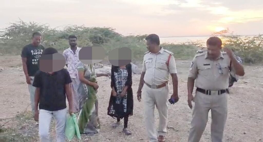 ఇద్దరు పిల్లలతో చెరువులో దూకబోయిన తల్లి