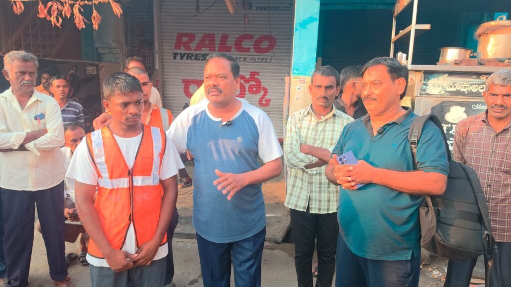 కష్టం అంతా.. పారిశుధ్య కార్మికులదే!