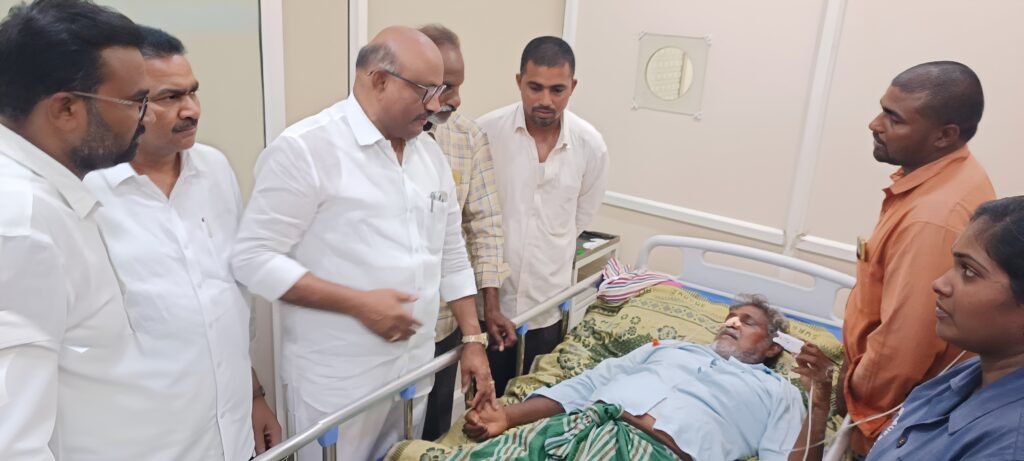 చికిత్స పొందుతున్న టీడీపీ కార్యకర్తకు ఎమ్మెల్యే పుట్టా పరామర్శ