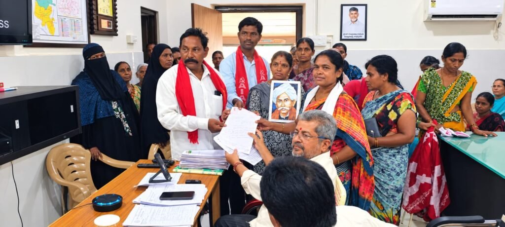 నిత్యావసర సరుకుల ధరలు తగ్గించాలి