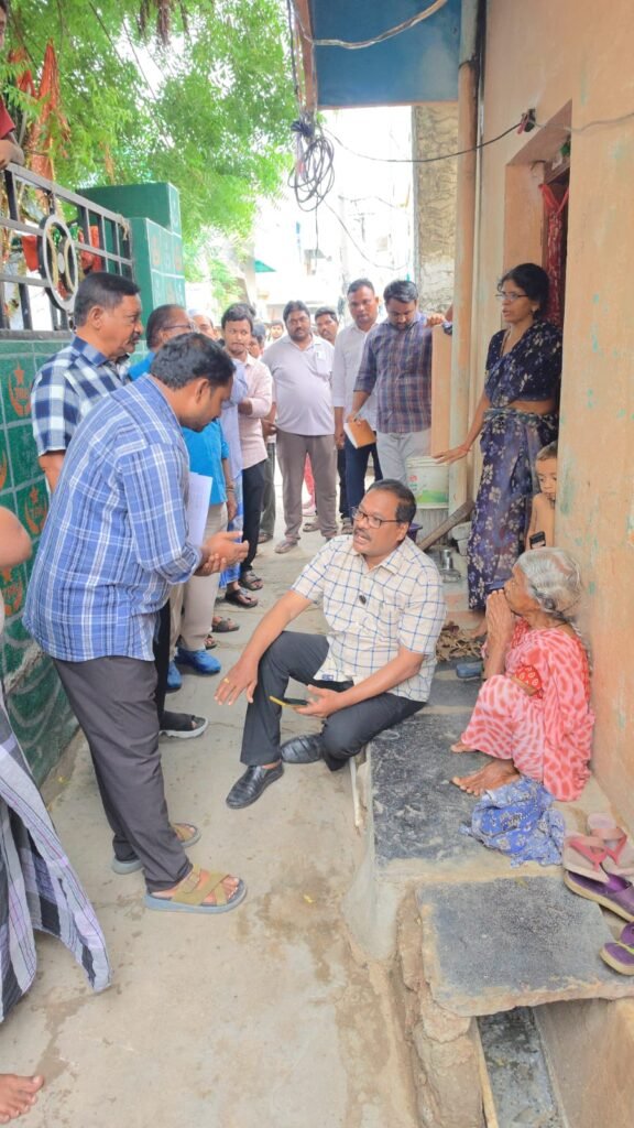 కమిషనర్ నగర బాట.. సమస్యలపై స్పాట్‌లోనే క్లాస్!