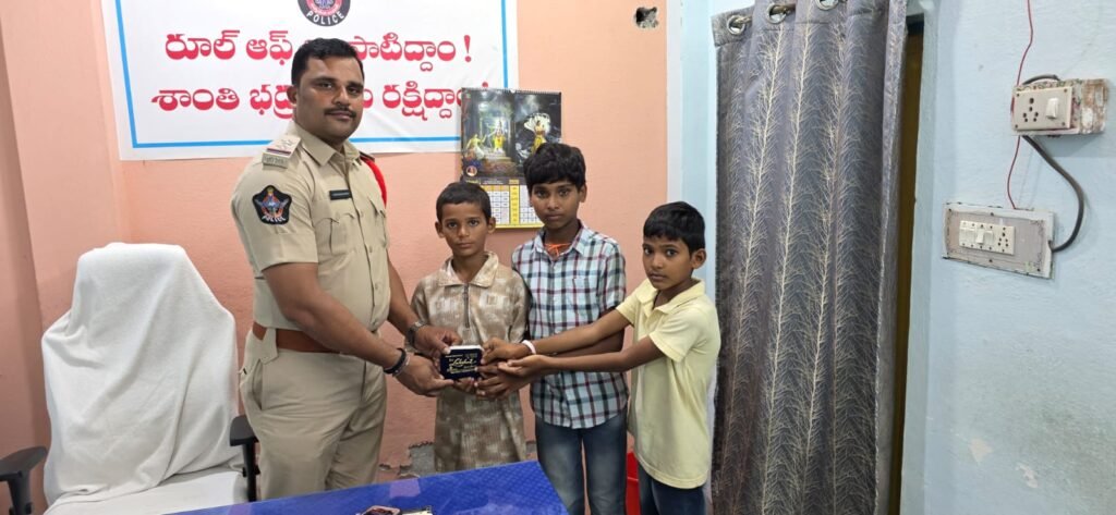 ఆదర్శంగా నిలిచినా.. ఆదర్శ నగర్ చిన్నారులు..