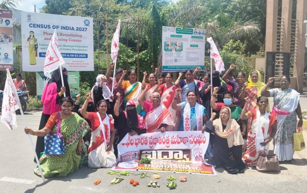 నిత్యావసర సరుకుల ధరలు తగ్గించాలి