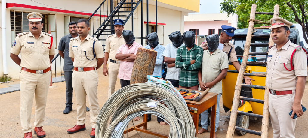 విద్యుత్ వైర్లు, ట్రాన్స్‌ఫార్మర్ కాపర్ వైర్ల దొంగల ముఠా గుట్టురట్టు