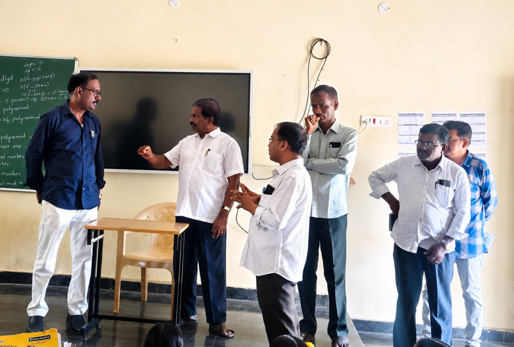 దువ్వూరు విద్యాసంస్థల్లో డీవైఈఓ శివప్రసాద్‌ తనిఖీలు