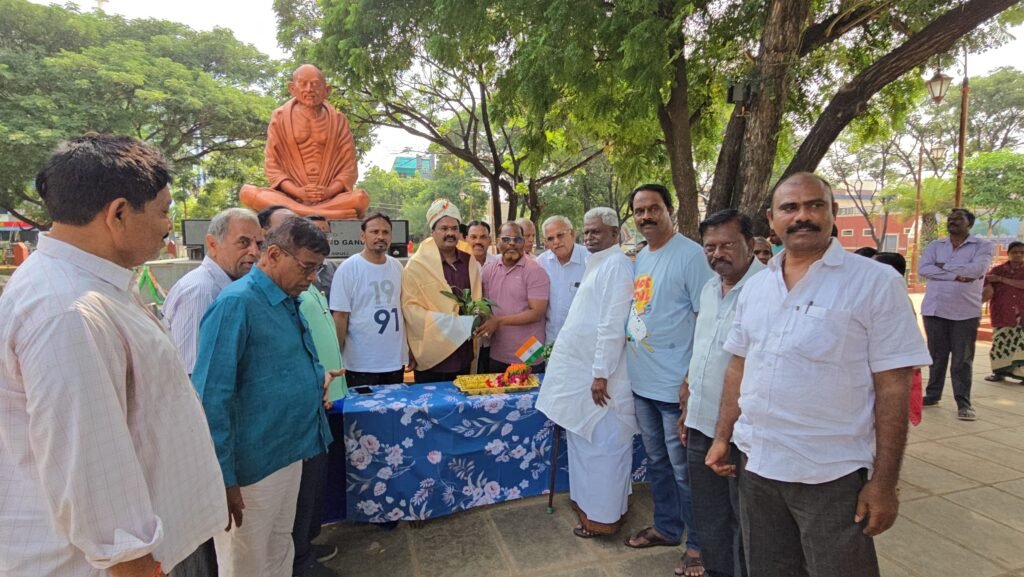 గాంధీ పార్క్ సమస్యలపై కమిషనర్‌కు సీనియర్ సిటిజన్స్, వాకర్స్ వినతి