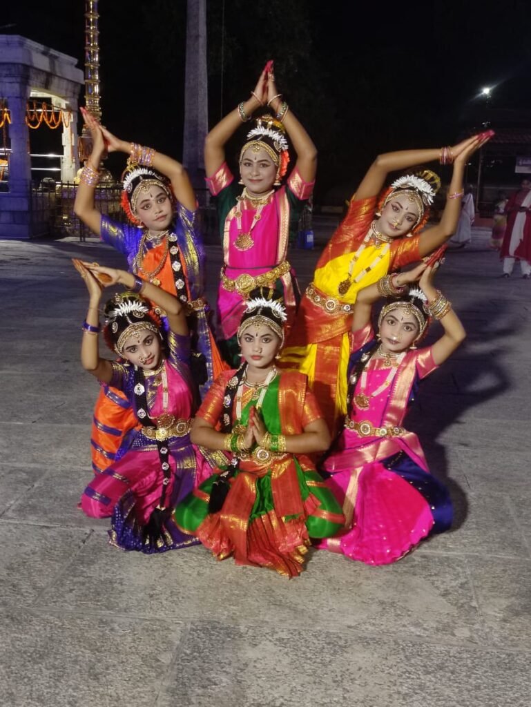 కాణిపాక వరసిద్ధి వినాయకునికి కళాక్షేత్రం విద్యార్థుల నృత్య నీరాజనం