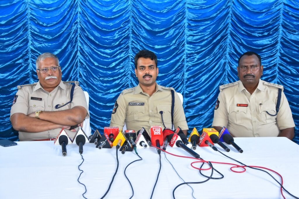 కాఫీ పౌడర్ మాటున.. ఎర్రచందనం స్మగ్లింగ్..   ₹1.30 కోట్ల సొత్తు స్వాధీనం