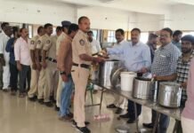 ఎన్నికల సిబ్బందికి రుచికరమైన భోజనం.. ప్రత్యేక శ్రద్ధ తీసుకున్న కమిషనర్