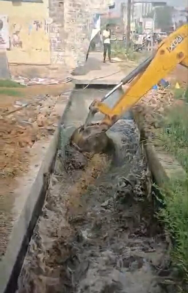డ్రైనేజీ పూడిక తొలగింపుతో వాహనదారులకు ఊరట